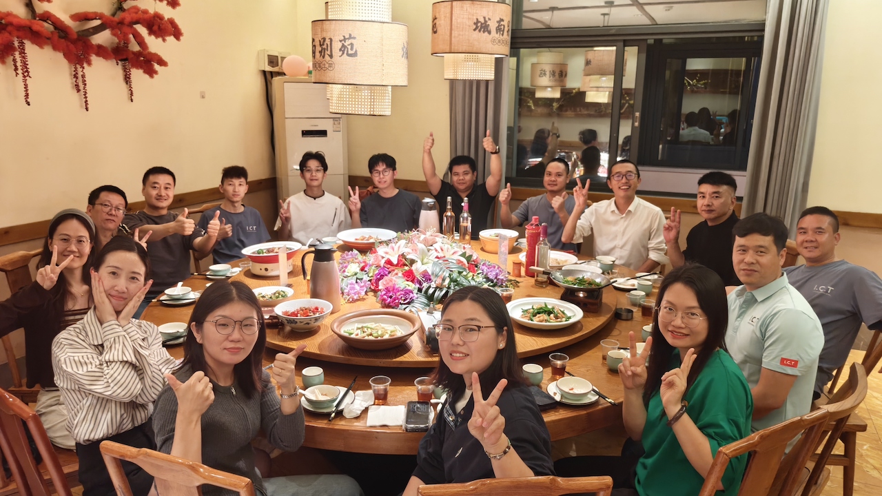 A group photo of I.C.T team members enjoying a celebratory dinner, with smiles and peace signs, marking the addition of four new partners to the company. 회사에 4명의 새로운 파트너가 추가되었음을 알리는 미소와 평화의 표시를 하며 축하 만찬을 즐기고 있는 I.C.T 팀원의 단체 사진입니다.